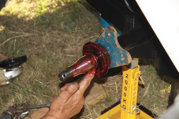 De as met de seal erop gelijmd en het invetten van de seal en de as