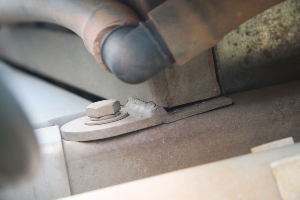 Gebroken steun links voor. 
Waarschijnlijk door het opkrikken bij de reparatie in Alice Springs