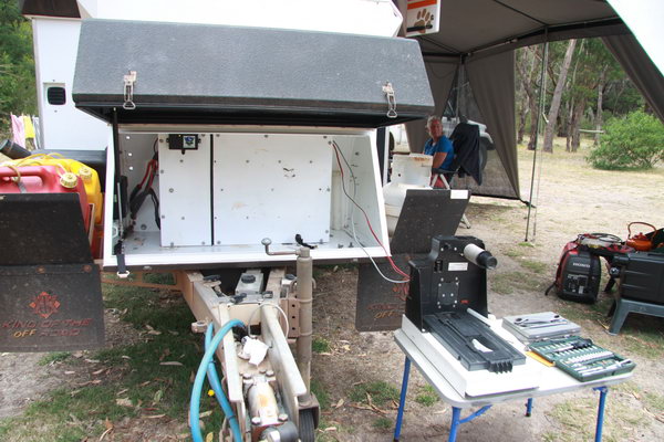 Demontage van toilet cassette en accubak om bout te plaatsen