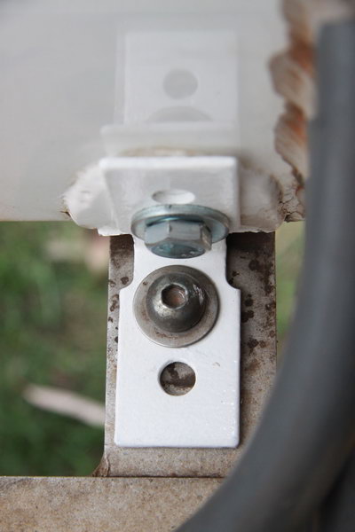 Kon niet (eenvoudig) gelast door de bekabeling er vlak naast. 
Dus maar een hoekje geplaatst