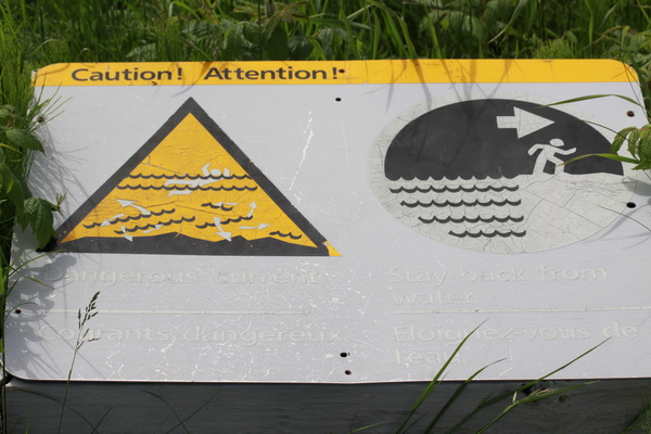 Gevaarlijke stroming, blijf uit het water