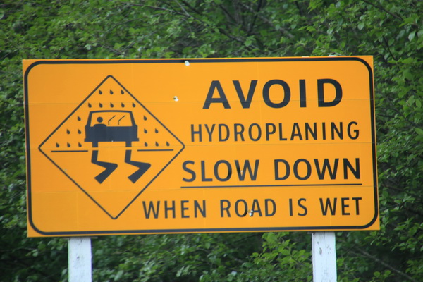 Vermijdt Hydroplanning, verminder snelheid bij nat wegdek