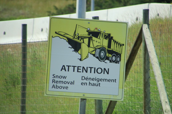 Waarschuwing voor sneeuwruimen op de weg hierboven langs