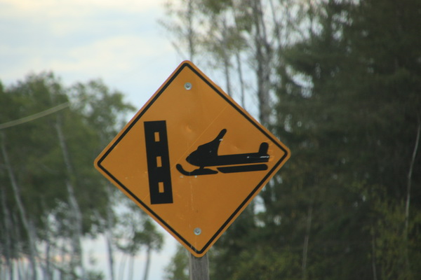 Waarschuwing, sneeuwmobiel route kruist