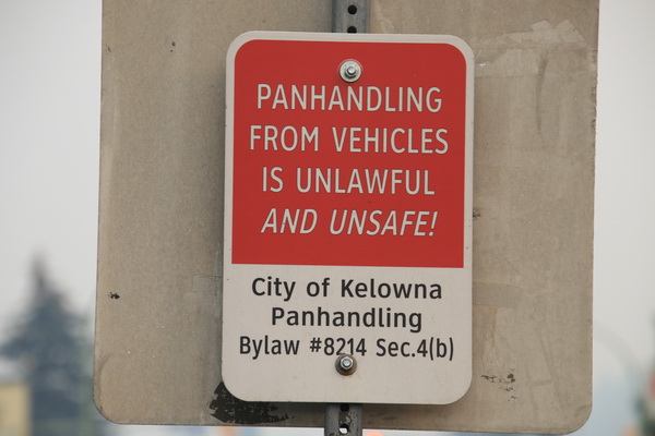 Bedelen bij auto's (op kruisingen) is illegaal