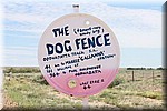 Opnieuw de dog fence.
Dit bord is een van de vele door het Pink Roadhouse in Oodnadatta neergezette borden.