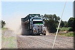 Een tegemoet komende Road Train op een gravelweg.
Wij stoppen meestal helemaal naast de track om de kans op stenen te verminderen en om te wachten dat je weer zicht hebt als het stof is opgetrokken.