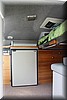 Zo ziet de binnenkant eruit als de caravan ingeschoven is. 
Het bed ligt over de banken en de spoelbak heen, eronder gaan wij de mobiele zonnecellen en onze buitenstoelen en -tafel opslaan. 
Het chromen filter tegen het dak zorgt ervoor dat er geen stof in de caravan komt.