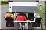 Rondje buitenkant 
- Disselbak Met AGM Accu's (280Ah), Honda EU20i generator en toilet cassette 
Links twee 20 liter jerrycans (diesel voor koken, warm water en kachel, benzine voor generator) en een vaste dieseltank voor de diesel apparaten (Webasto) 
Rechts een 4,5kg gastank voor de wokbrander en de BBQ (in de zijluiken naast de deur)