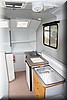 Vanaf het bed 
Het keuken gedeelte en ladekast.
De spoelbak heeft warm en koud water. 
Op de plank tegen de achterwand hebben we de 23.5" TV vast gemonteerd en met rubber eschermd als het dak inschuift tegen rammelen. Dan hebben we niet meer een losse TV als de caravan is ingeschoven.