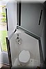 Het vacuum toilet en binnendouche. 
Een privacyscherm is omgeklapt boven de tussenwand. 
Om te douchen is er een douchewand die met klittenband vastgezet wordt.  
Er is ook een buitendouche in het achterluik en we hebben een douchetent gekocht.  
Het vacuum toilet heeft geen chemicalien nodig, zodat de cassette overal geleegd kan worden, ook in bushtoilets of desnoods in een gat in de grond.