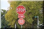 Stopbord.
Onderste in lokale taal?