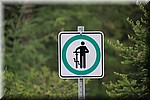 Fietsers met de fiets aan de hand (de brug) oversteken
